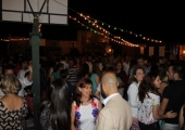 Verbena popular con actuaciones musicales.